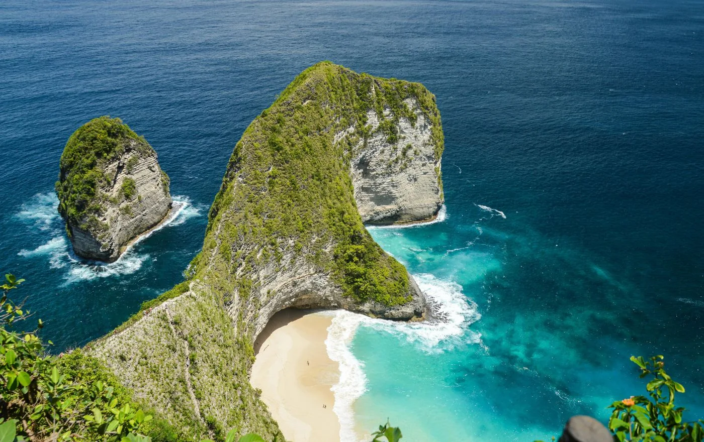 Scenic view of Kelingking Beach cliff and turquoise ocean in Nusa Penida Bali